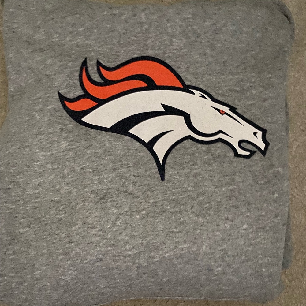 Men’s Nike NFL Denver Broncos sweatshirt. Excellent condition.